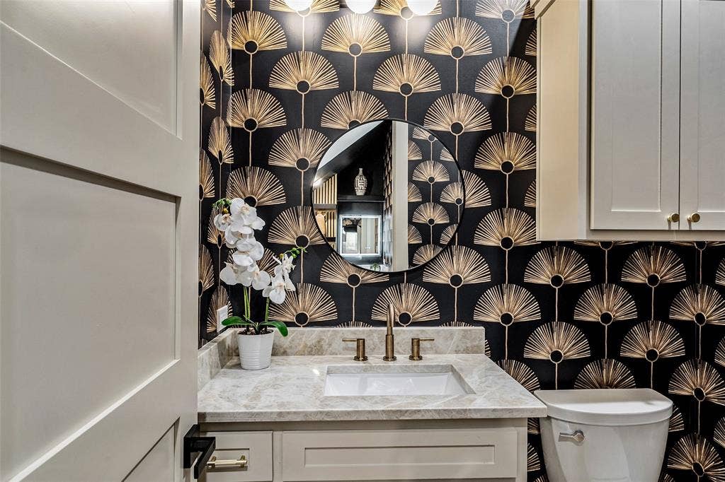 14120 Park Way, Log Cabin, TX 75148 Powder Bath with wall covering detail