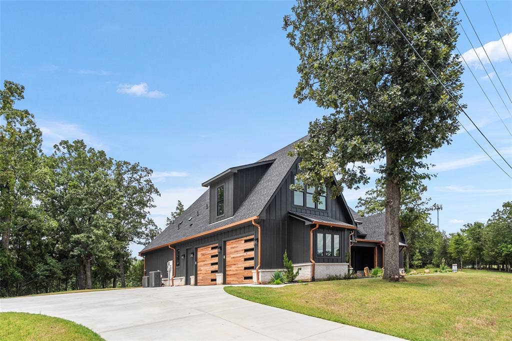 14120 Park Way, Log Cabin, TX 75148 Two car XL garage and driveway for additional parking
