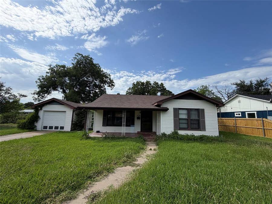 Property photo for 2516 Briarwood Lane, Bellmead, TX