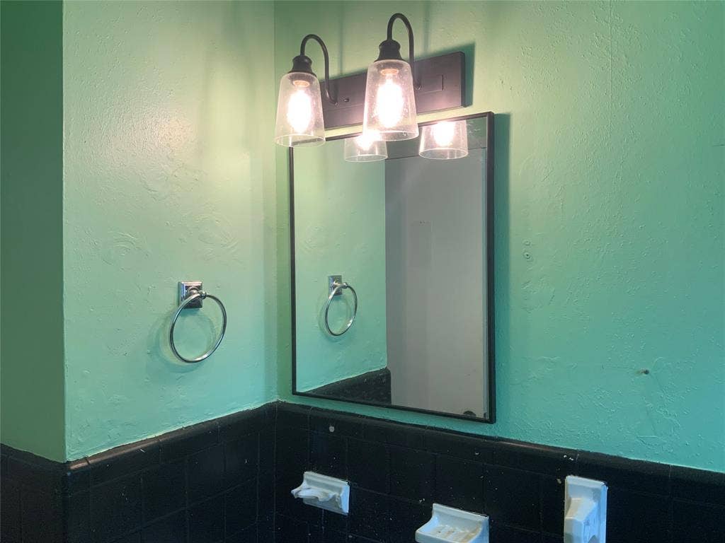1421 N 9th Street, Midlothian, TX 76065 1421 N 9th Street, Midlothian, TX 76065