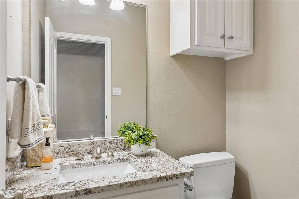 1700 Rock Ridge Road, Lucas, TX 75002 Dedicated guest bathroom, neutral and clean.