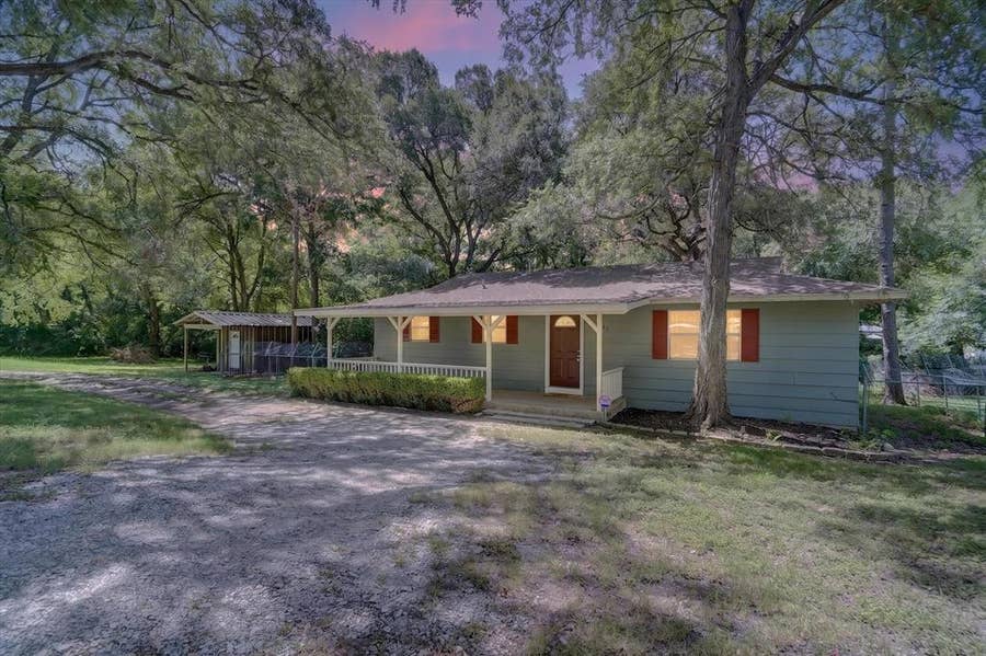 Property photo for 427 Whippoorwill Drive, Granbury, TX