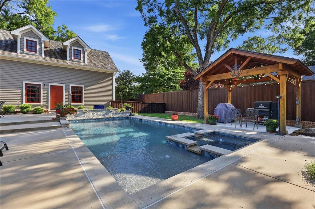 426 E Texas Street, Grapevine, TX 76051 426 E Texas Street, Grapevine, TX 76051