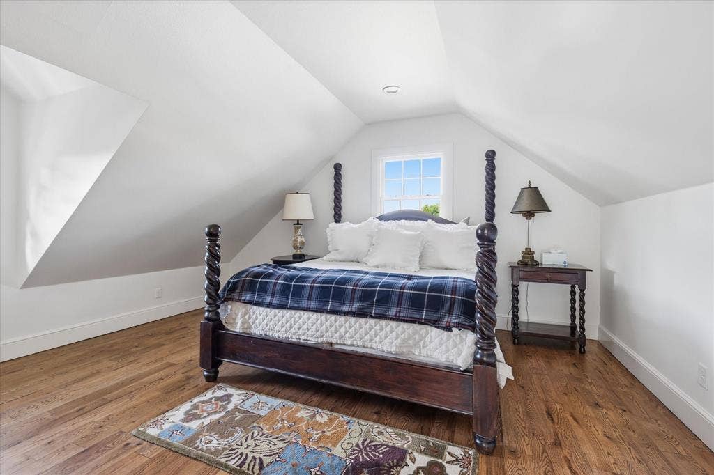 426 E Texas Street, Grapevine, TX 76051 426 E Texas Street, Grapevine, TX 76051