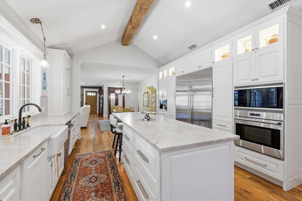 426 E Texas Street, Grapevine, TX 76051 426 E Texas Street, Grapevine, TX 76051