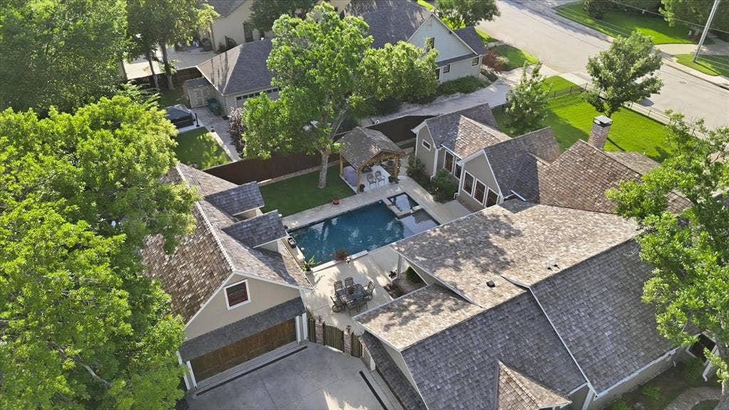 426 E Texas Street, Grapevine, TX 76051 426 E Texas Street, Grapevine, TX 76051