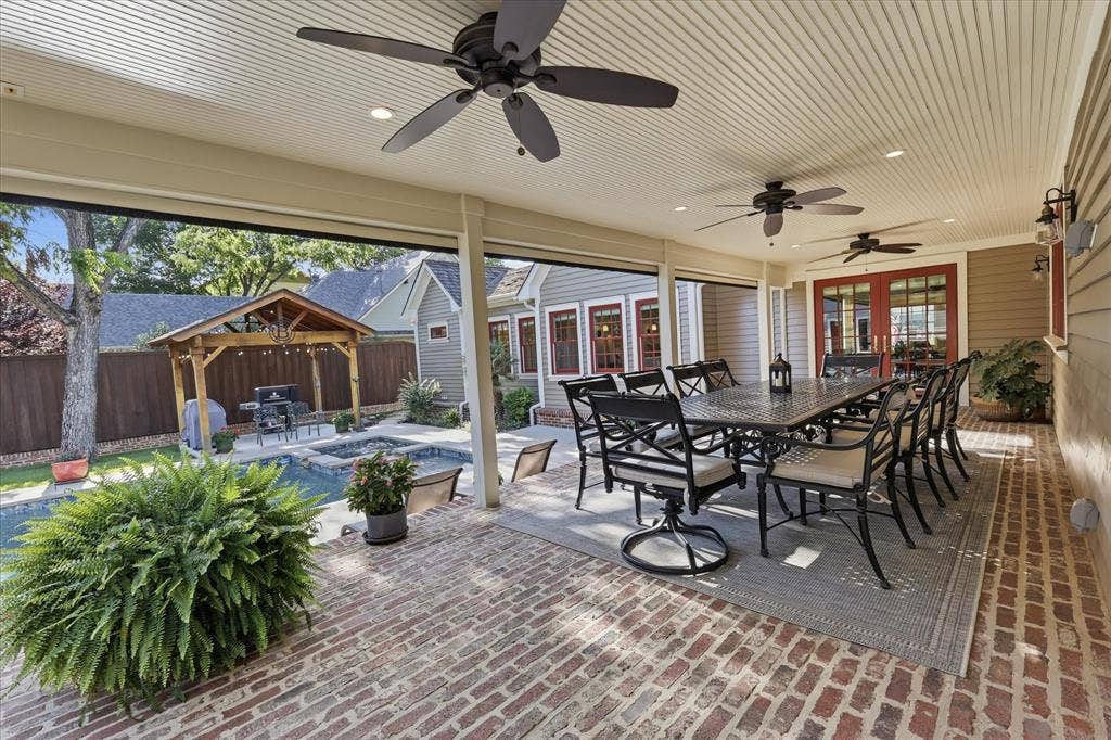 426 E Texas Street, Grapevine, TX 76051 426 E Texas Street, Grapevine, TX 76051