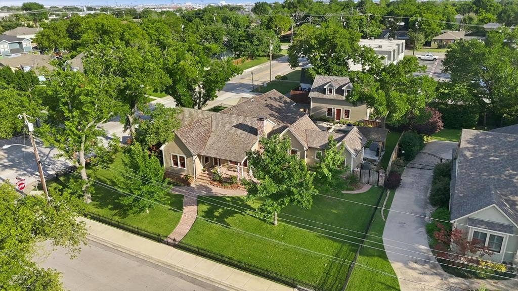 426 E Texas Street, Grapevine, TX 76051 426 E Texas Street, Grapevine, TX 76051