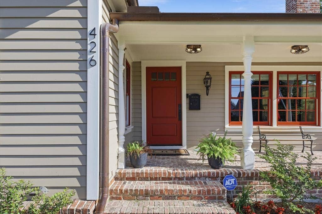 426 E Texas Street, Grapevine, TX 76051 426 E Texas Street, Grapevine, TX 76051