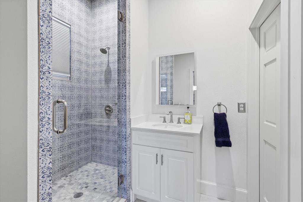 426 E Texas Street, Grapevine, TX 76051 426 E Texas Street, Grapevine, TX 76051