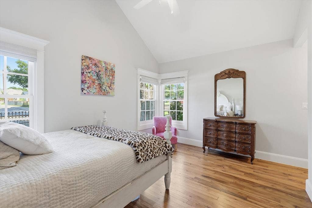 426 E Texas Street, Grapevine, TX 76051 426 E Texas Street, Grapevine, TX 76051