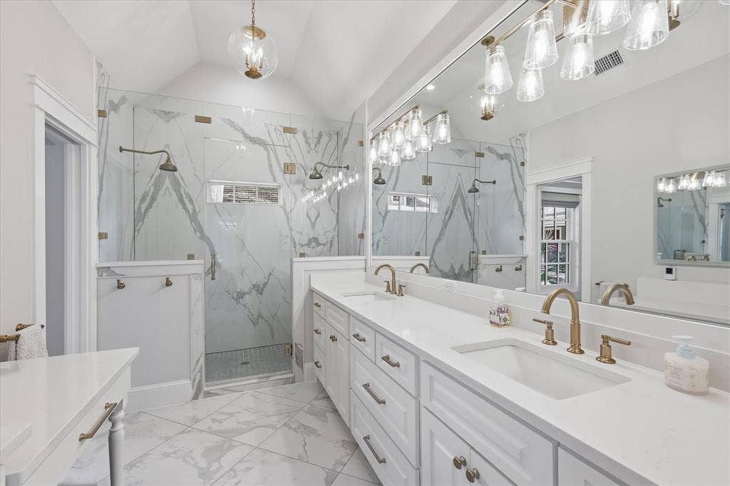 426 E Texas Street, Grapevine, TX 76051 426 E Texas Street, Grapevine, TX 76051