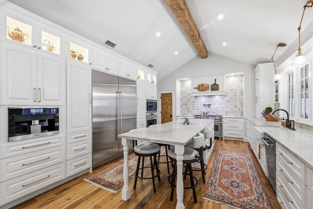 426 E Texas Street, Grapevine, TX 76051 426 E Texas Street, Grapevine, TX 76051