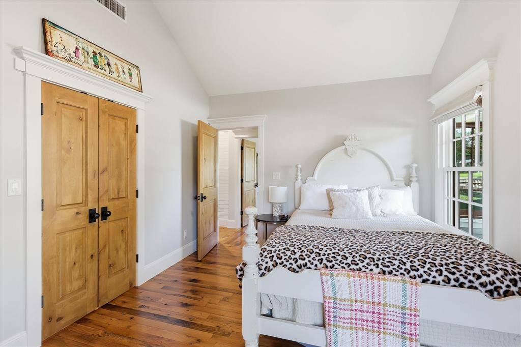 426 E Texas Street, Grapevine, TX 76051 426 E Texas Street, Grapevine, TX 76051