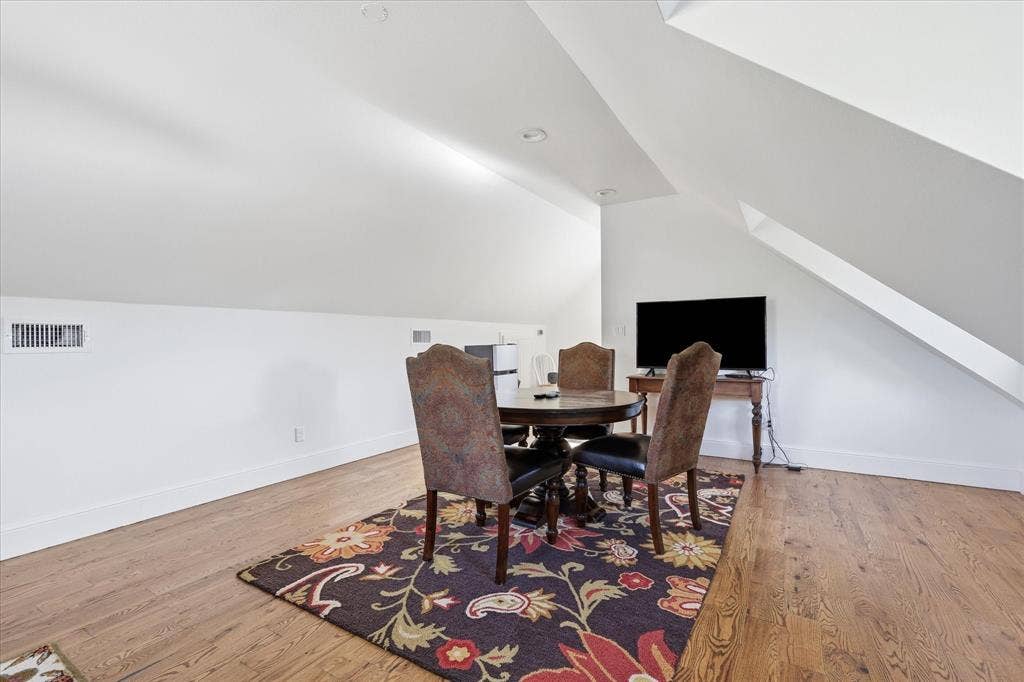 426 E Texas Street, Grapevine, TX 76051 426 E Texas Street, Grapevine, TX 76051