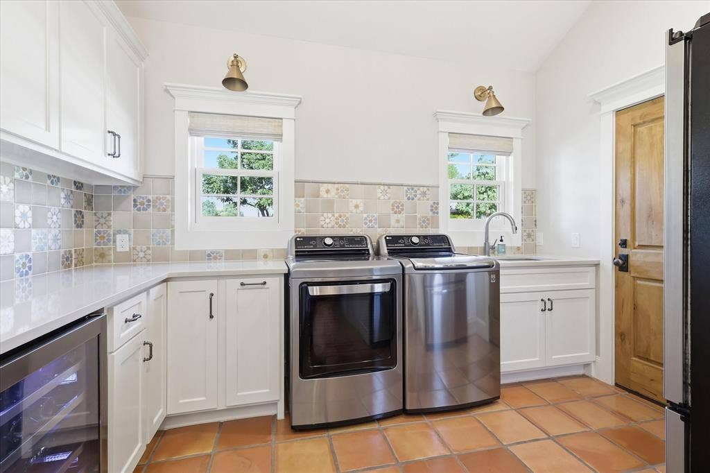 426 E Texas Street, Grapevine, TX 76051 426 E Texas Street, Grapevine, TX 76051