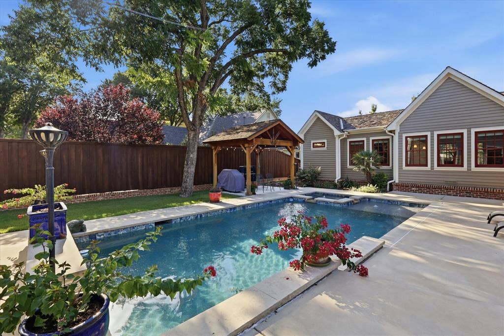 426 E Texas Street, Grapevine, TX 76051 426 E Texas Street, Grapevine, TX 76051