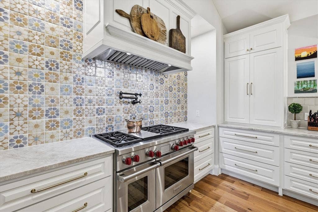 426 E Texas Street, Grapevine, TX 76051 426 E Texas Street, Grapevine, TX 76051