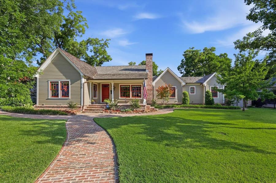 Property photo for 426 E Texas Street, Grapevine, TX
