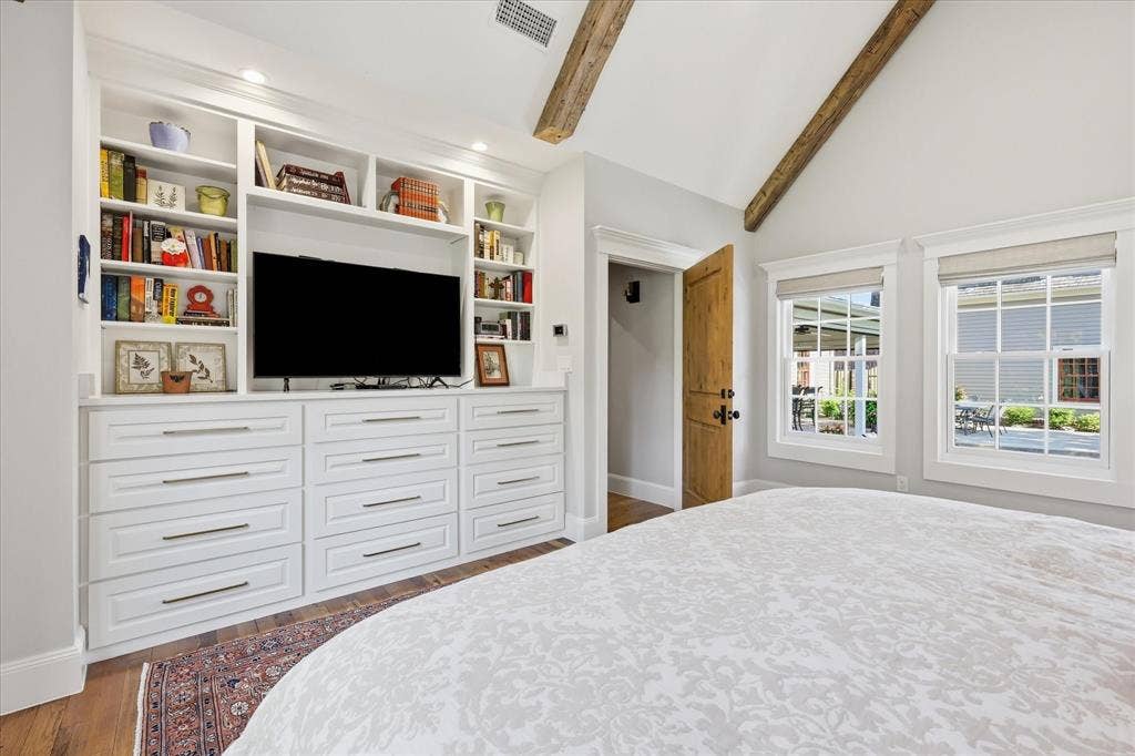 426 E Texas Street, Grapevine, TX 76051 426 E Texas Street, Grapevine, TX 76051