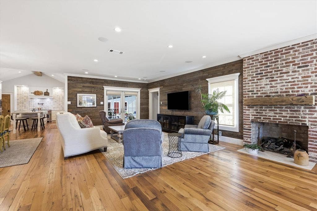 426 E Texas Street, Grapevine, TX 76051 426 E Texas Street, Grapevine, TX 76051