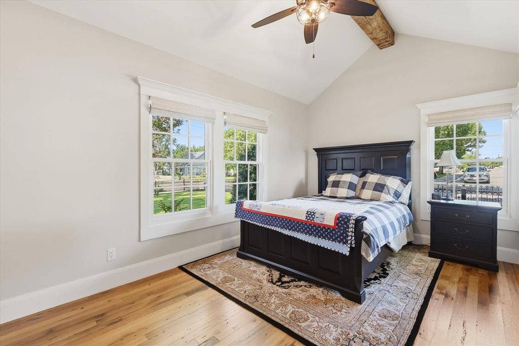 426 E Texas Street, Grapevine, TX 76051 426 E Texas Street, Grapevine, TX 76051