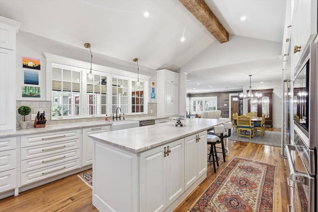 426 E Texas Street, Grapevine, TX 76051 426 E Texas Street, Grapevine, TX 76051