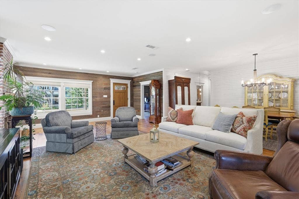 426 E Texas Street, Grapevine, TX 76051 426 E Texas Street, Grapevine, TX 76051