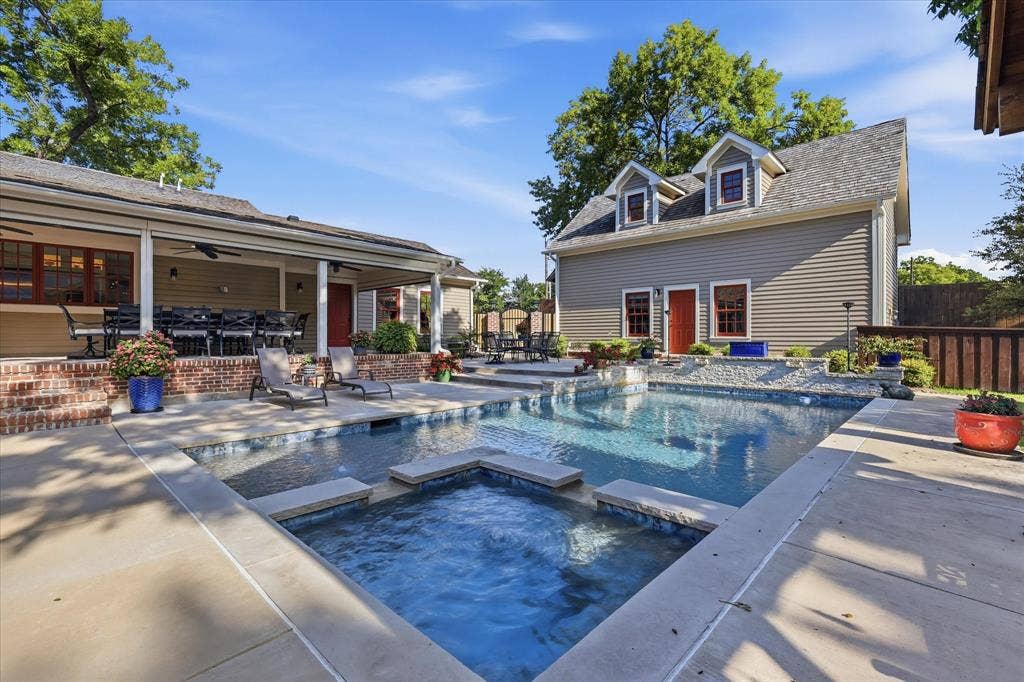 426 E Texas Street, Grapevine, TX 76051 426 E Texas Street, Grapevine, TX 76051