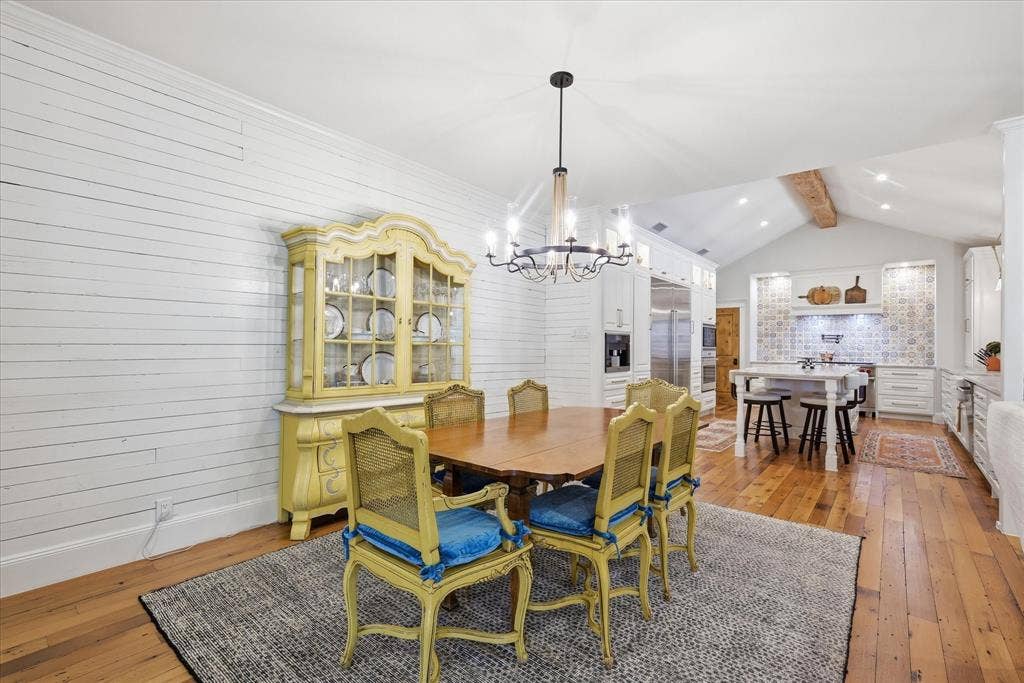 426 E Texas Street, Grapevine, TX 76051 426 E Texas Street, Grapevine, TX 76051