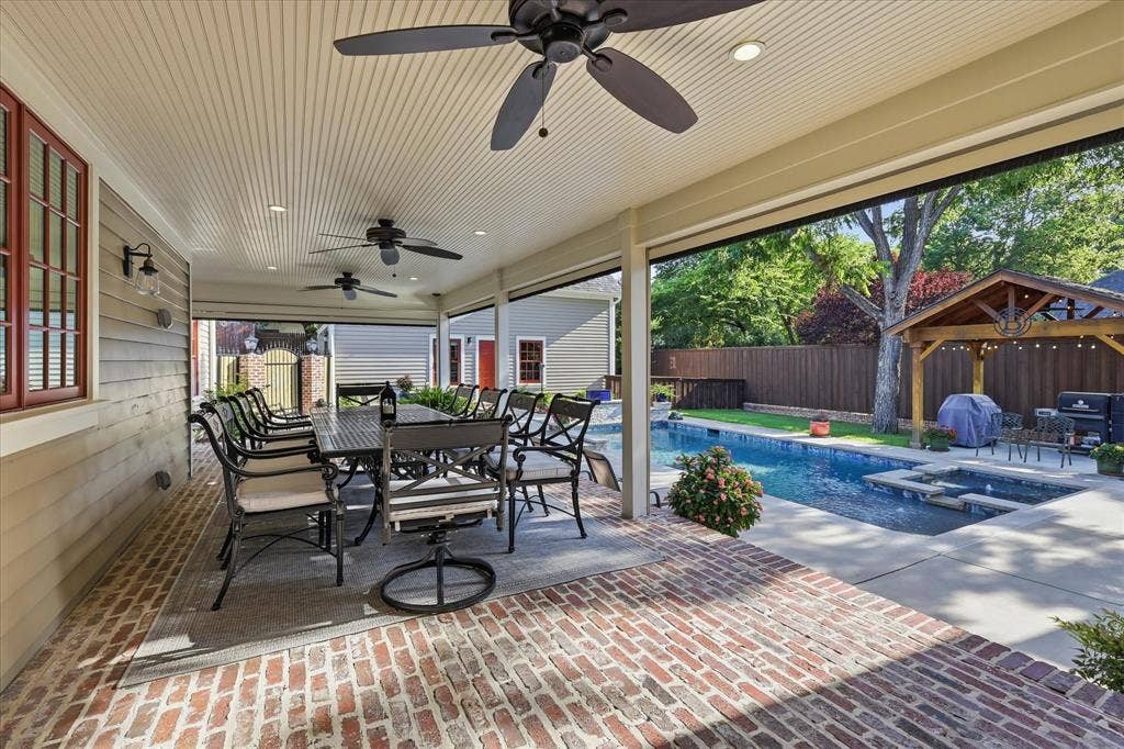 426 E Texas Street, Grapevine, TX 76051 426 E Texas Street, Grapevine, TX 76051