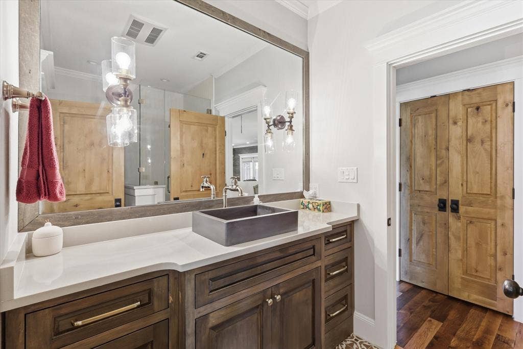 426 E Texas Street, Grapevine, TX 76051 426 E Texas Street, Grapevine, TX 76051