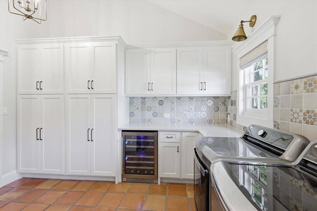 426 E Texas Street, Grapevine, TX 76051 426 E Texas Street, Grapevine, TX 76051