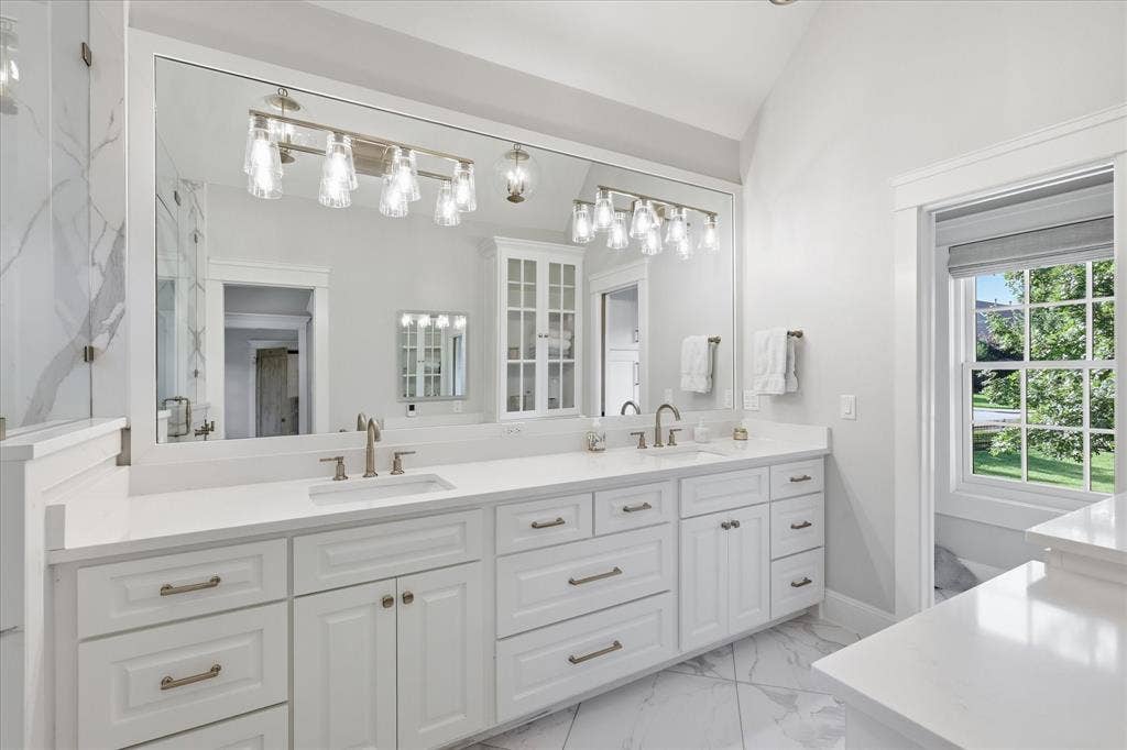 426 E Texas Street, Grapevine, TX 76051 426 E Texas Street, Grapevine, TX 76051