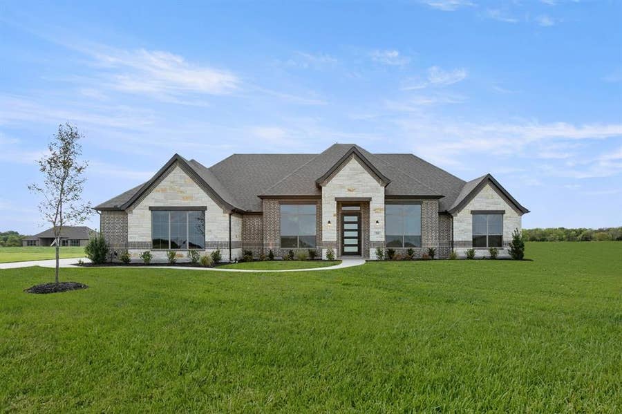 Property photo for 211 Cotopaxi Drive, Pecan Hill, TX