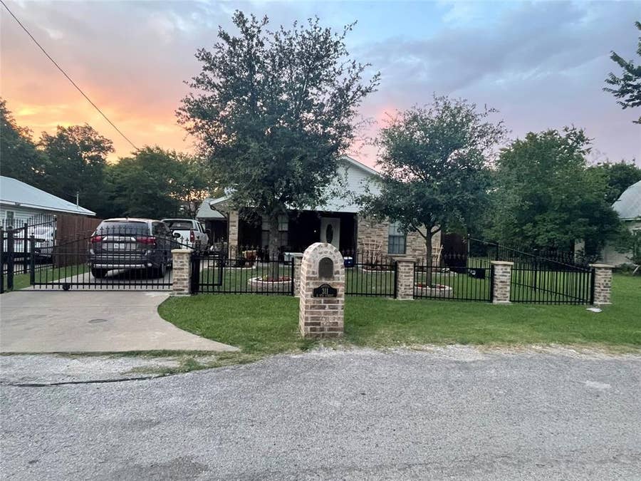 Property photo for 311 E 9th Street, Ferris, TX