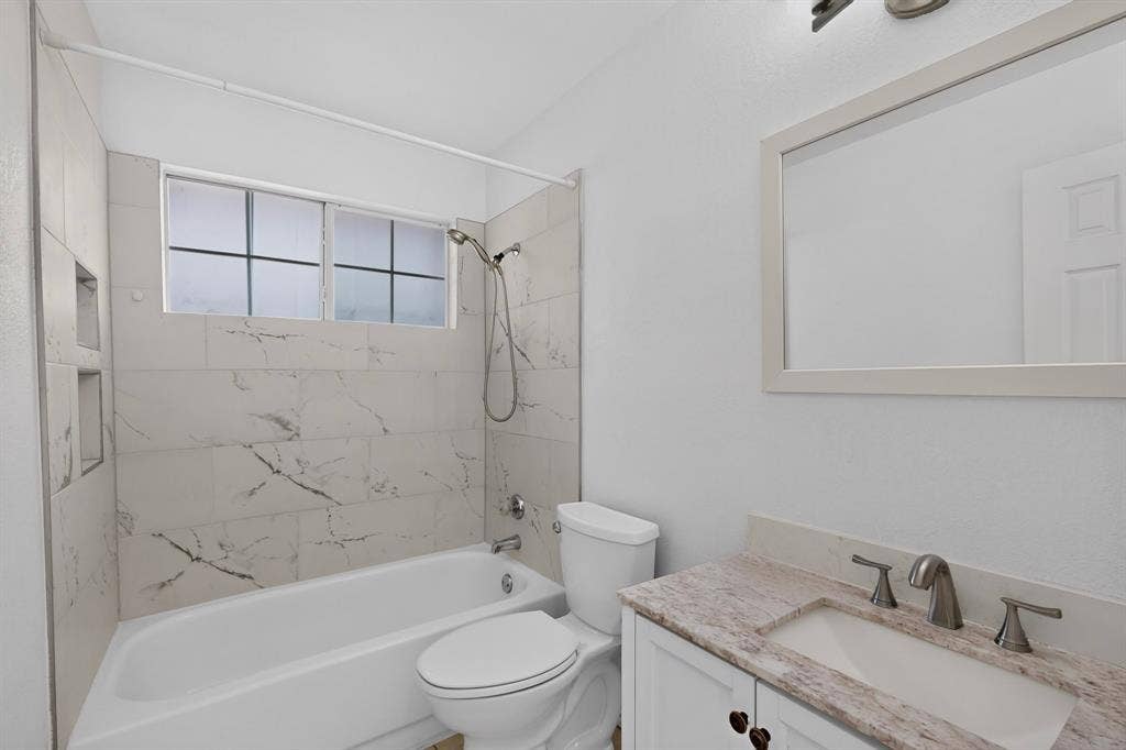5203 Alta Vista Lane, Arlington, TX 76017 Hall Bathroom