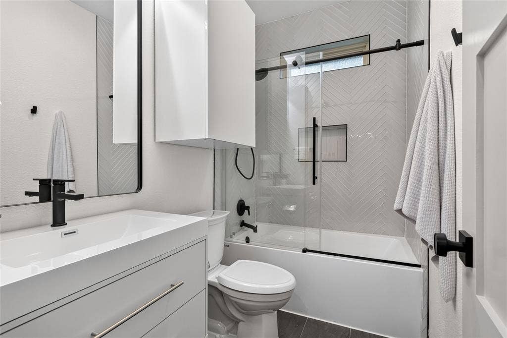 6701 Leslie Court, Plano, TX 75023 6701 Leslie Court, Plano, TX 75023