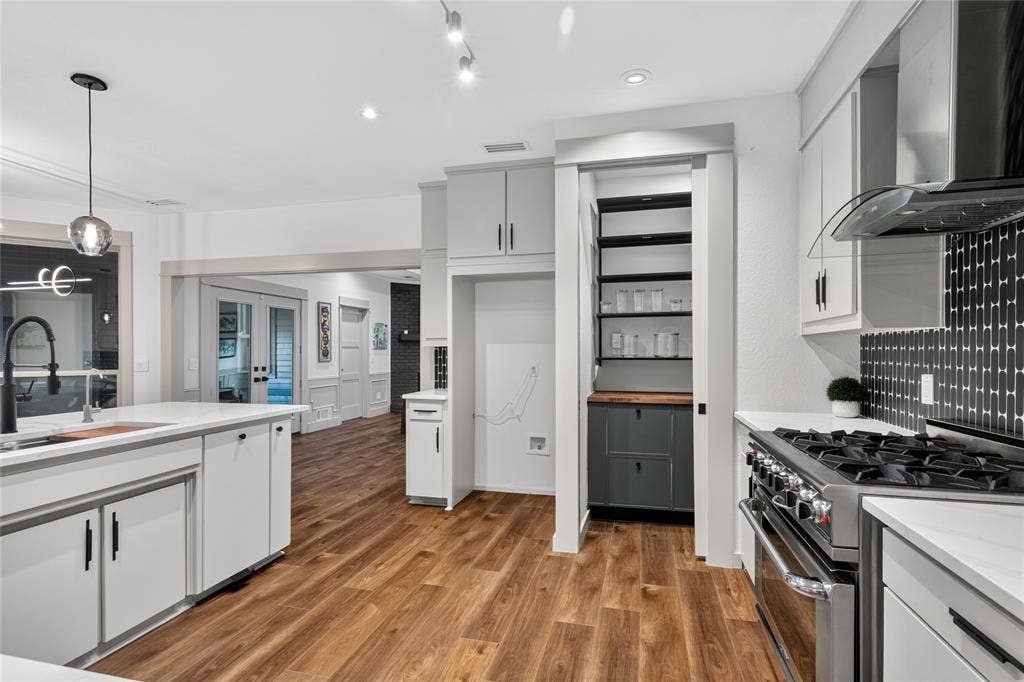 6701 Leslie Court, Plano, TX 75023 6701 Leslie Court, Plano, TX 75023
