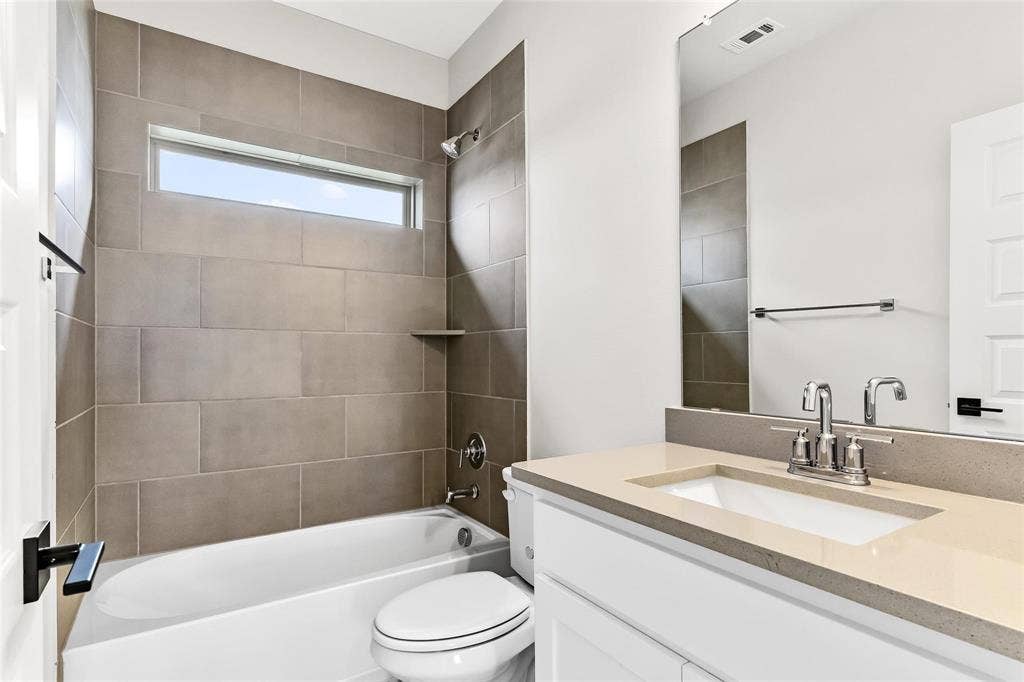 1101 Marc Lane, Rowlett, TX 75088 Hall bath between secondary bedrooms