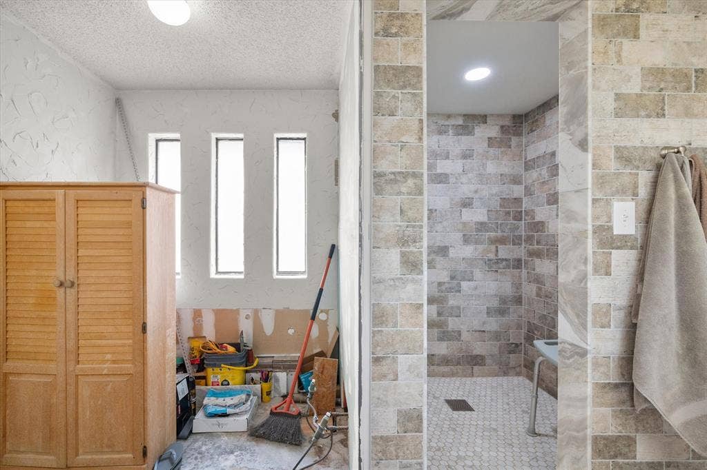 This bath goes on forever, and notice on the floor plan how there are SEPARATE mirroring his and her walk in closets. :-)