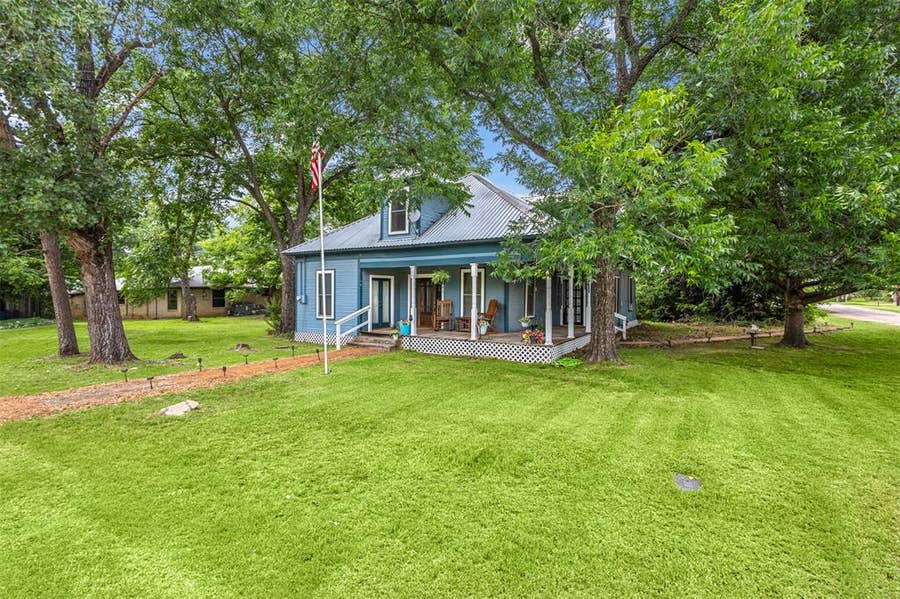 Property photo for 601 W 5th Street, Maypearl, TX