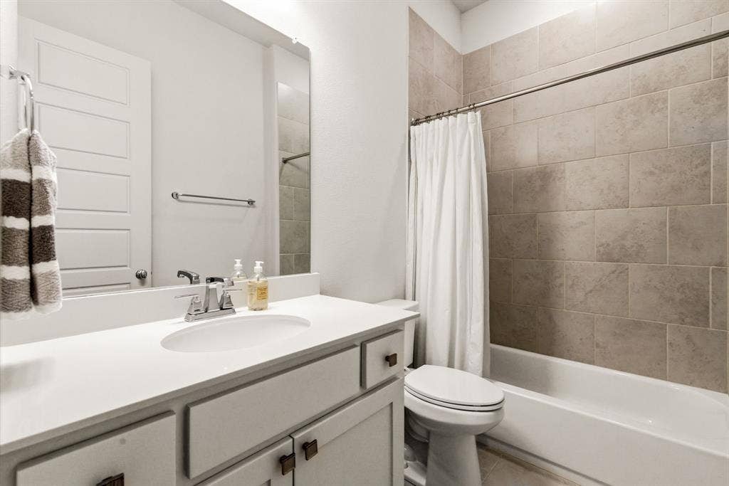 404 Travelers Terrace, Argyle, TX 76226 Secondary hall bathroom.