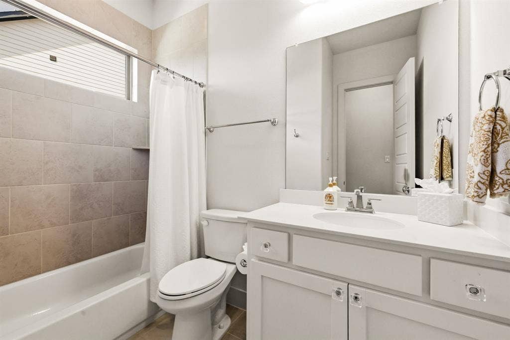 404 Travelers Terrace, Argyle, TX 76226 Ensuite bathroom
