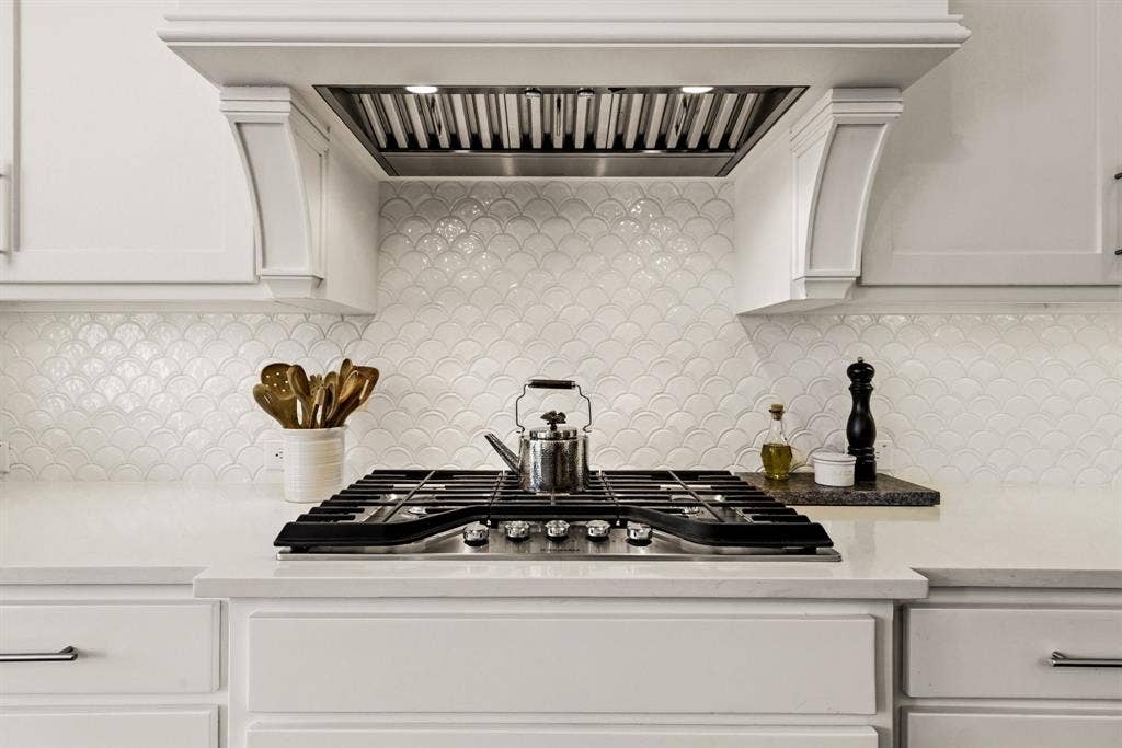 404 Travelers Terrace, Argyle, TX 76226 There is a 36" gas cooktop in the kitchen.