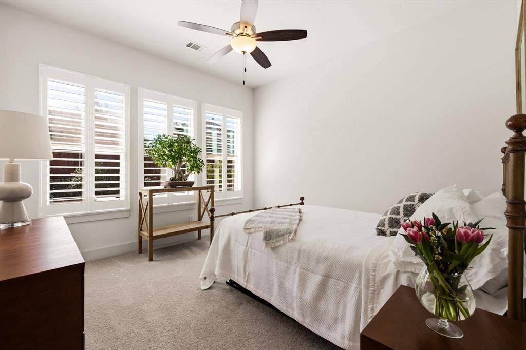 404 Travelers Terrace, Argyle, TX 76226 Secondary bedroom with an ensuite bathroom.