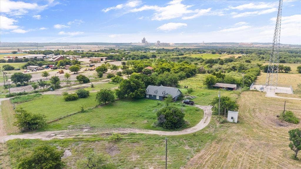 What a fabulous property! And it's available at the same time the 20 acres next door is! Perfect if you want a private estate, commercial land, or to develop for residencial homes.