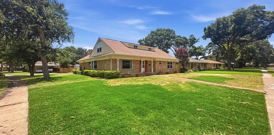 Property photo for 2122 Castleford Lane, Garland, TX