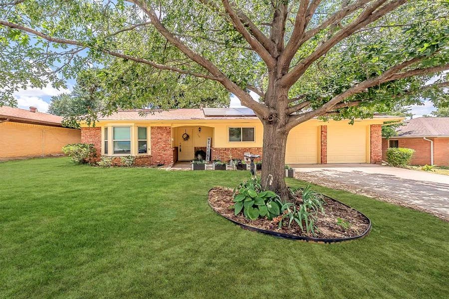 Property photo for 506 E Huitt Lane, Euless, TX