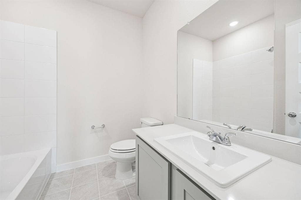 909 Bright Acre Trail, Lavon, TX 75166 Bathroom in the Claret home plan by Trophy Signature Homes – REPRESENTATIVE PHOTO